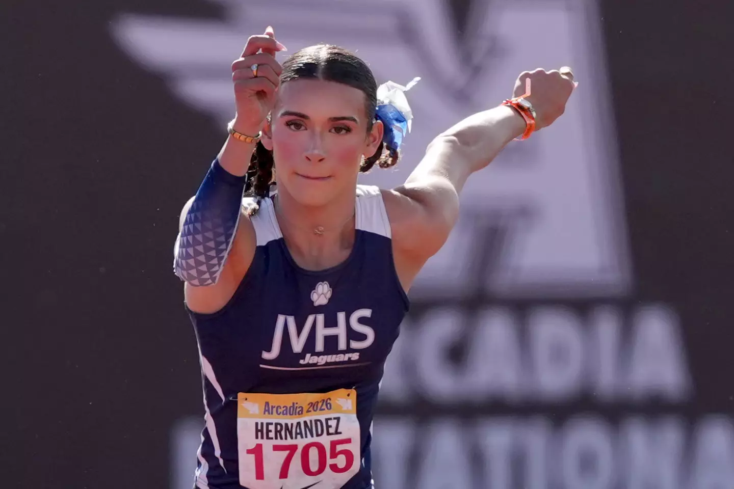 La madre de atleta transgénero AB Hernández está decidida a seguir adelante a pesar de las protestas