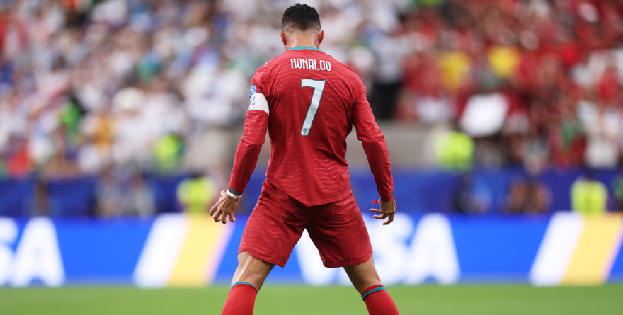 CRISTIANO RONALDO ESTABLECE HISTÓRICO RÉCORD MUNDIAL AL DESPLEGAR SU INSTINTO GOLEADOR