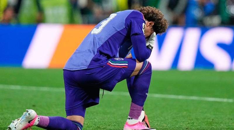 ENTRE LÁGRIMAS Y HONORES, OCHOA DICE ADIÓS