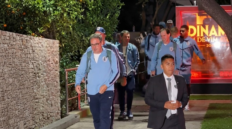 ABUCHEOS RECIBE INGLATERRA AL LLEGAR AL HOTEL CDMX