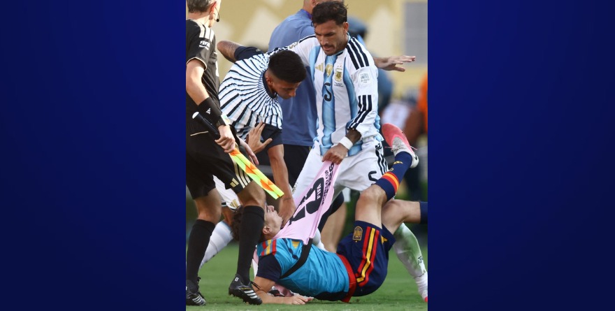 AGRESIÓN DE LEANDRO PAREDES A GARCÍA TRAS CAÍDA ARGENTINA