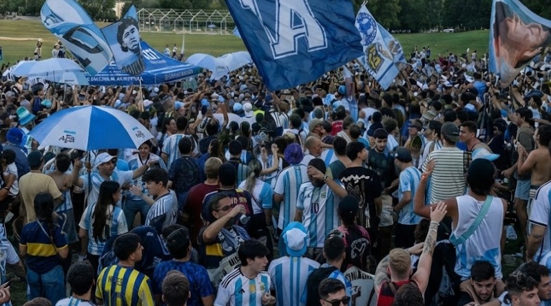 BANDERAZO ALBICELESTE MARCA LLEGADA DE AFICIÓN ARGENTINA A ATLANTA