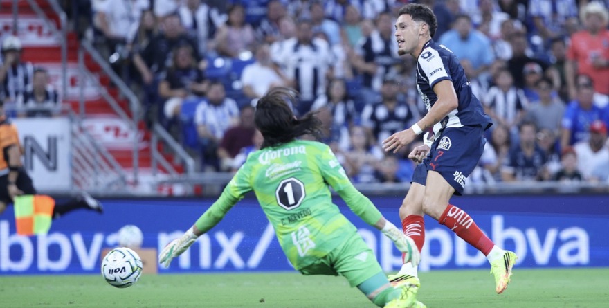 DOBLETE DE OCAMPOS ASEGURA VICTORIA SENCILLA DE RAYADOS SOBRE SANTOS