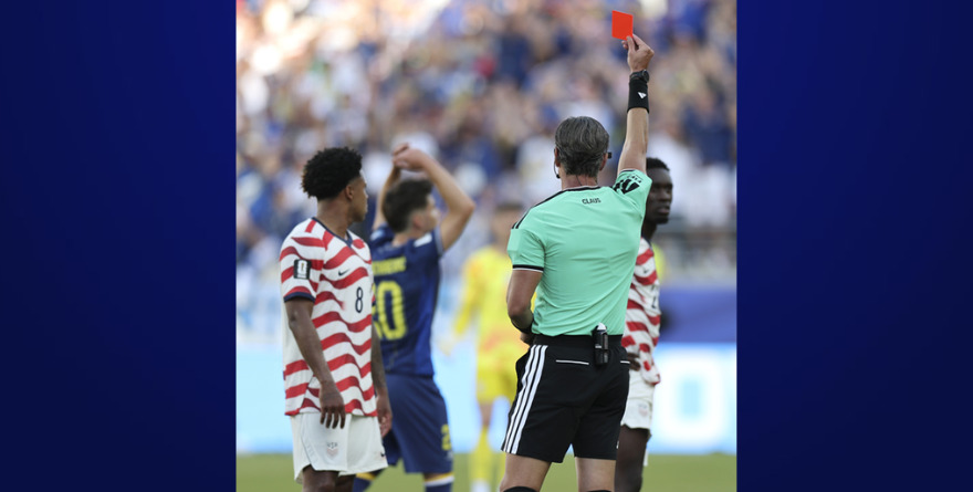 LA FIFA HABILITA A FOLARIN BALOGUN A JUGAR PESE A EXPULSIÓN