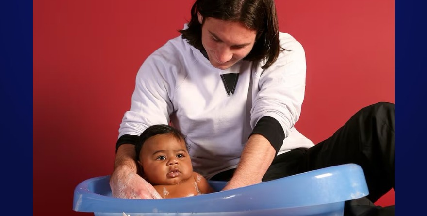 ¡QUÉ LOCURA! MESSI APARECE BAÑANDO AL PEQUEÑO BEBÉ YAMAL