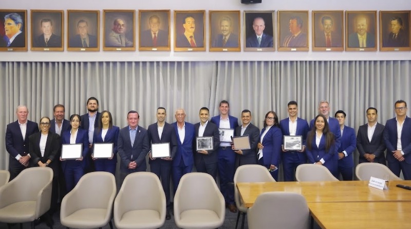 ÁRBITROS MUNDIALISTAS RECIBEN DISTINCIÓN DE LA FMF