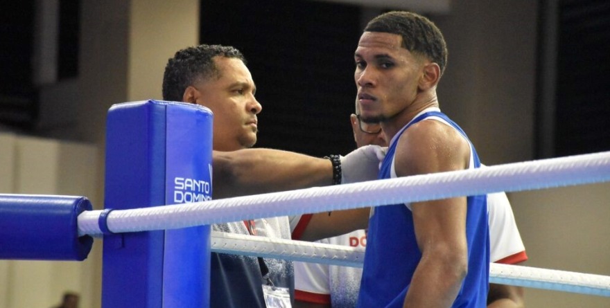 DESCALIFICACIÓN: PELEADOR MORDIÓ A SU RIVAL EN COMBATE