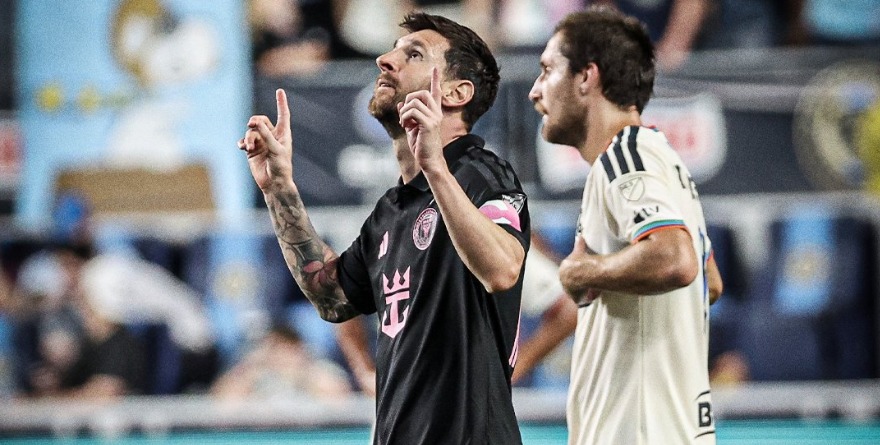 MESSI ANOTA PRIMERAMENTE SU GOL CON DEDICACIÓN A SU PADRE